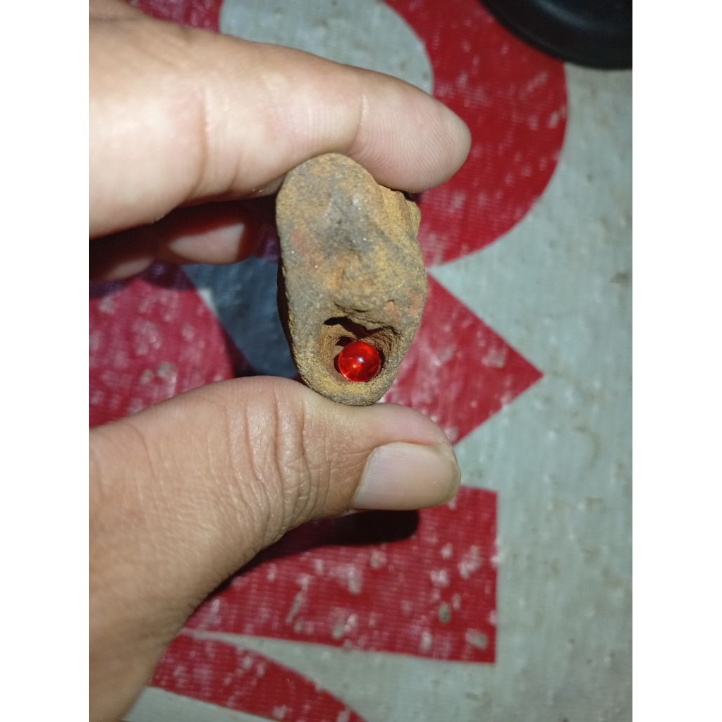 batu merah dalam meteor natural alam