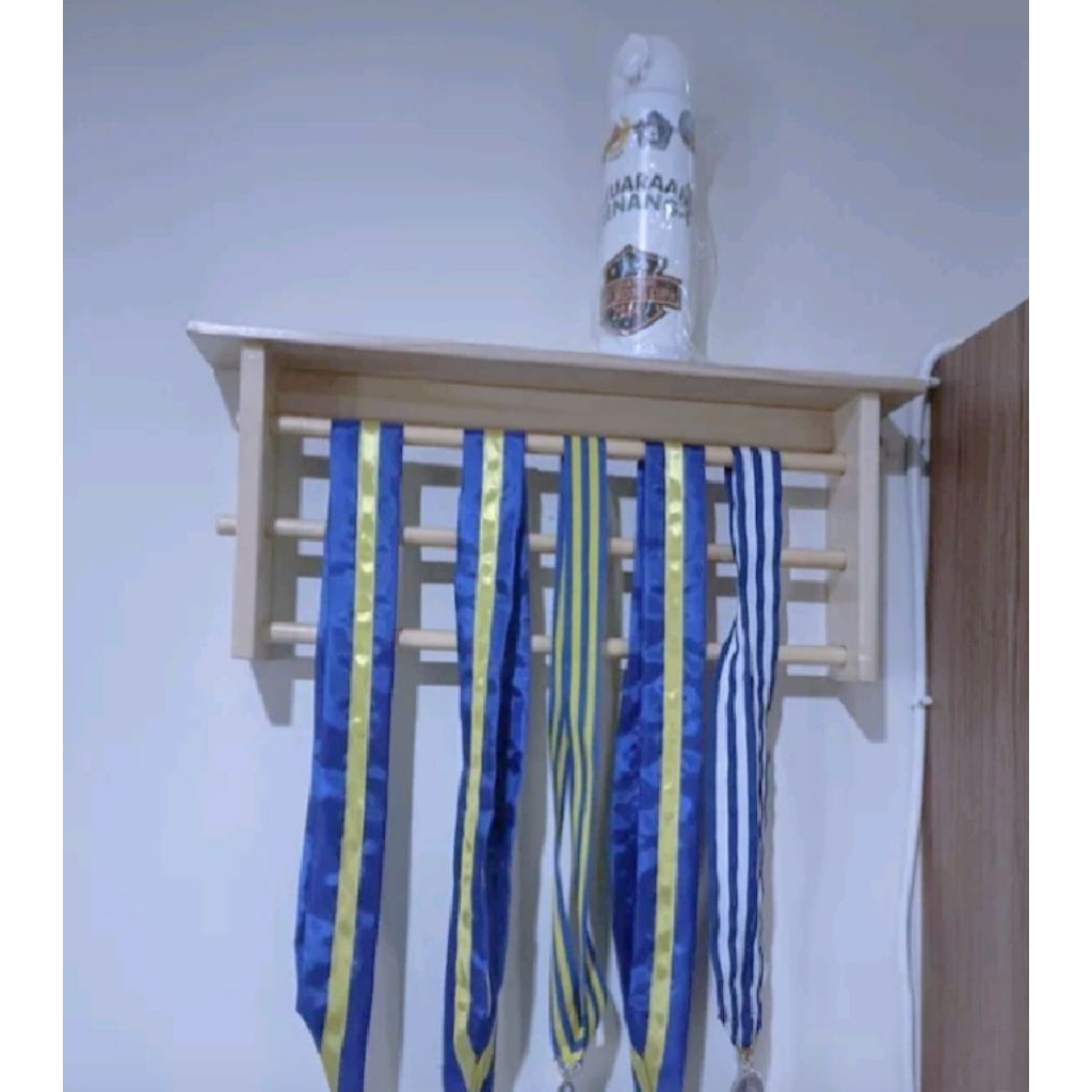 rak gantungan medali rak piala kayu