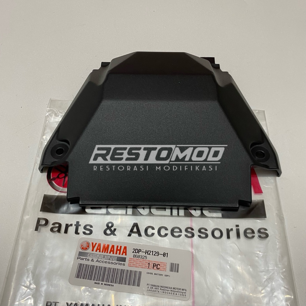 TUTUP AKI NMAX OLD COVER PENUTUP BOX AKI NMAX ASLI YAMAHA 2DP-H2129-00 COVER BOX AKI NMAX OLD 2DP