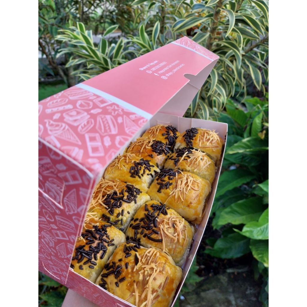 

Bolen Pisang Coklat Keju Isi 10 – D’HAYU Cake & Patisserie | Kue Lapis Renyah Premium