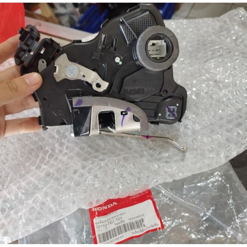 Door lock Pintu Depan Kiri Mobilio Brio Brv Original