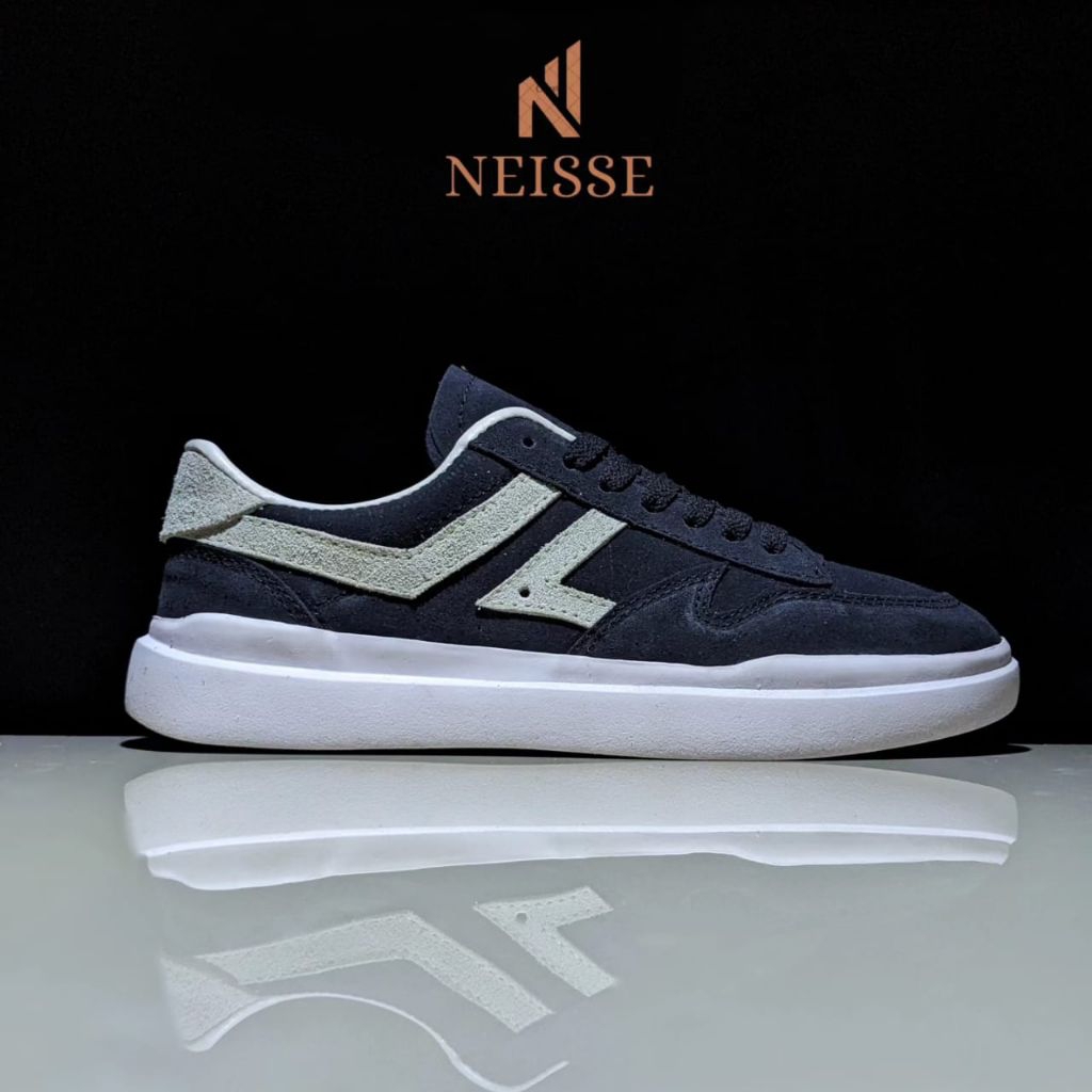 sneakers hitam putih