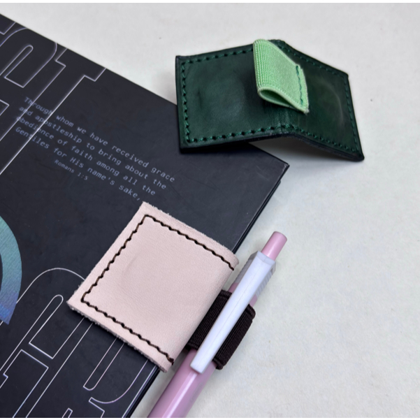 

PH002-02 - (Kotak 2 Magnet) (KARET samping) Leather Pen Holder MAGNETIC