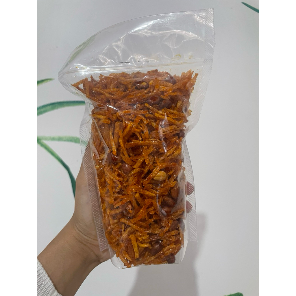 

Keripik kentang mustofa pedas manis gurih/ cemilan/ lauk makan