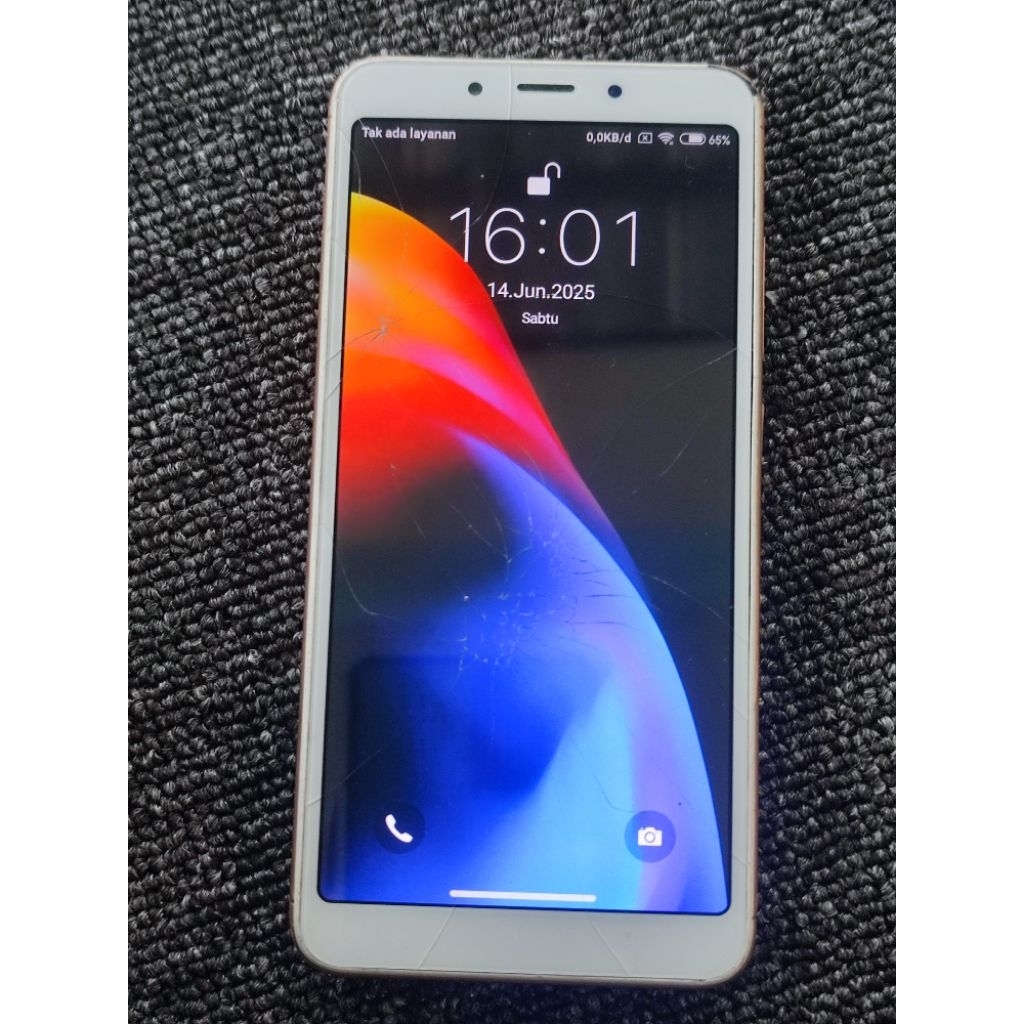XIOMI REDMI 6A RAM 2GB/ROM 16 bekas, layar retak,semua  normal