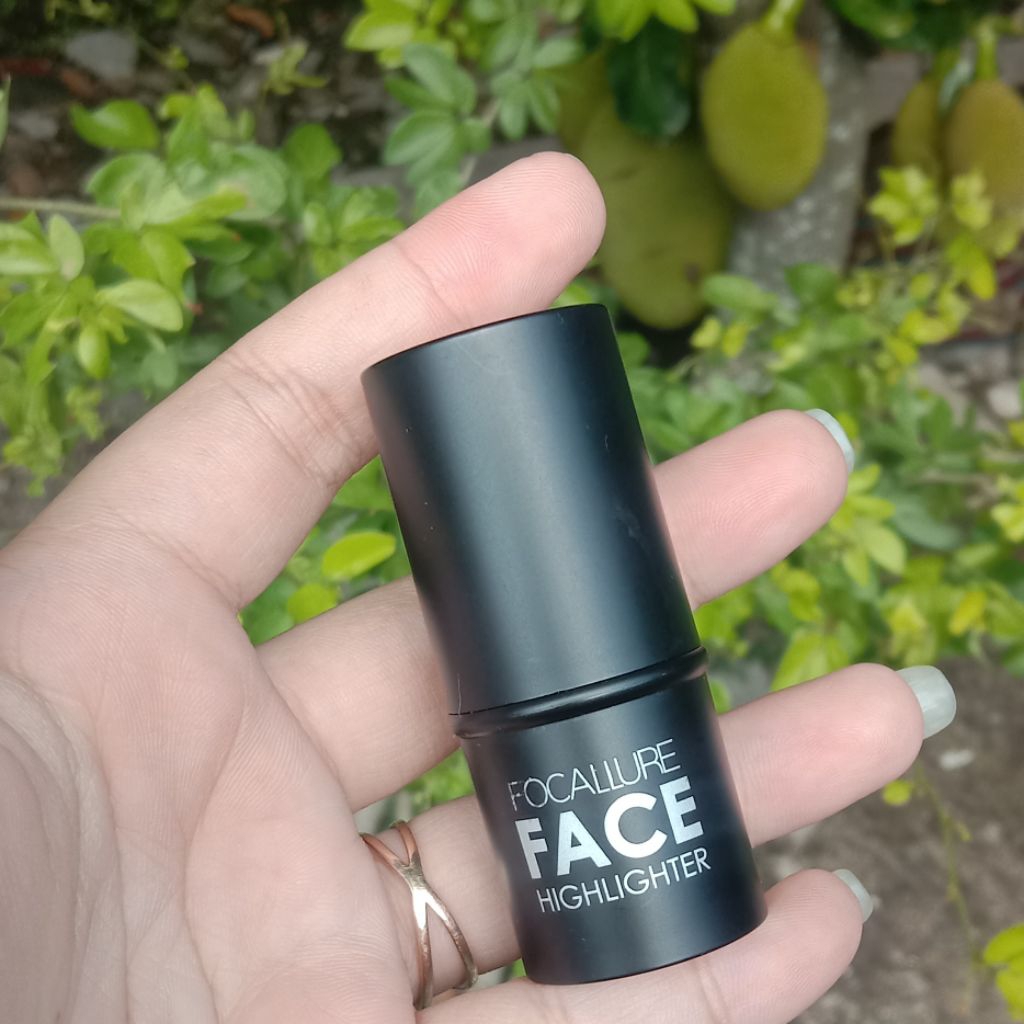 Preloved Focallure Face Highlighter Multi Stick in Shade FA01