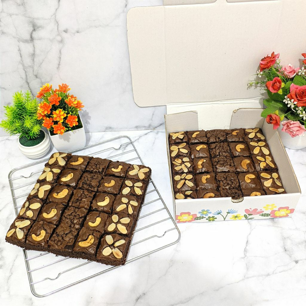 

KHUSUS PO - BROWNIES PANGGANG PREMIUM ENAK & NYOKLAT BANGET 20x20 & 22x10