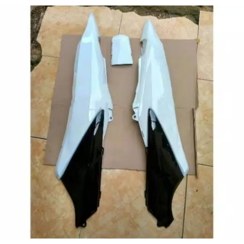 BODY BELAKANG SET BOX AKI MOTOR HONDA SUPRA X 125 LAMA/SUPRA X 125 NEW BATMAN