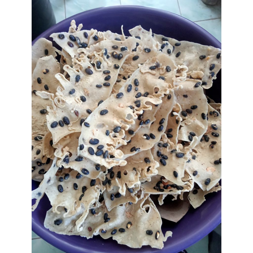 

peyek "enaak" varian kedelai hitam, teri, kacang, kemasan plastik