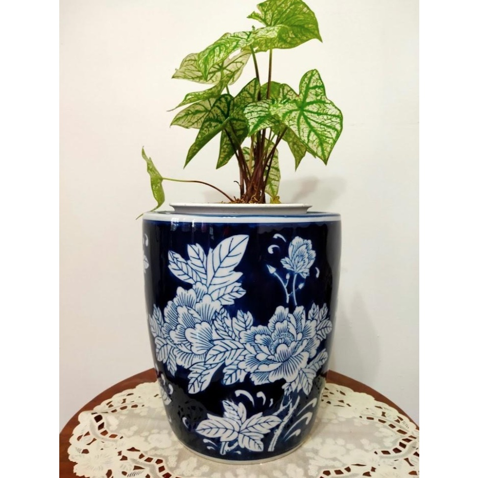 Pot Bunga Keramik Cina Bulat Besar Biru Dongker Motif Bunga Putih