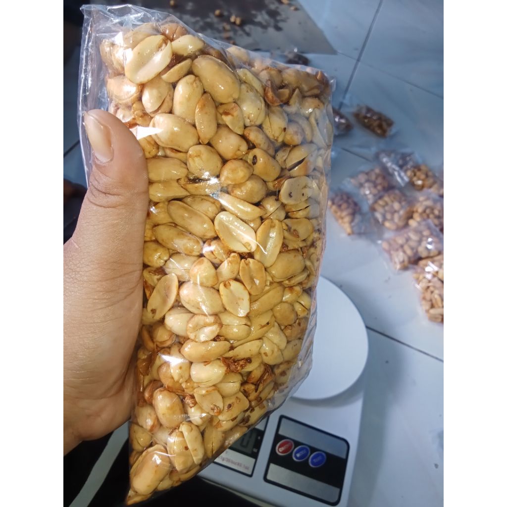 

Cemilan kacang goreng/Kacang bawang putih kualitas 500gr (gurih) & renyah original