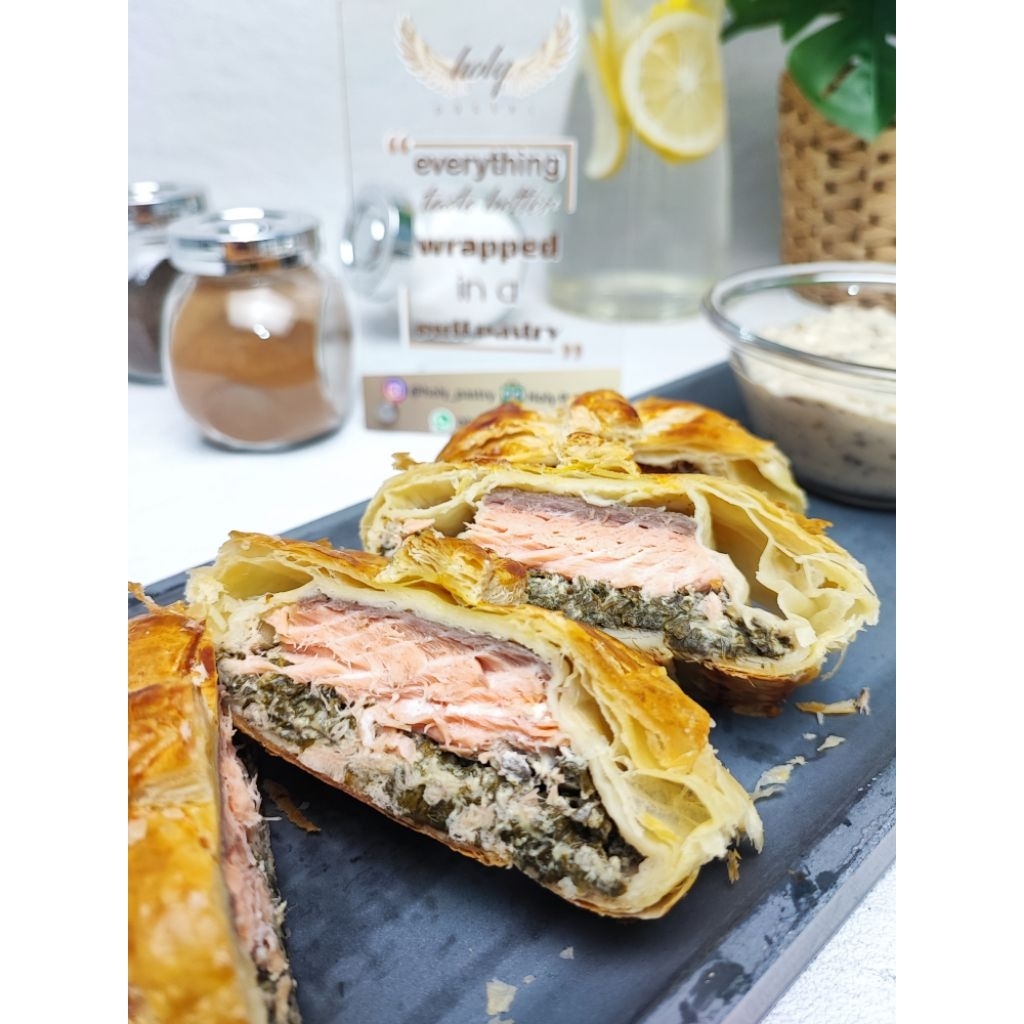 

Salmon en croute / Salmon Wellington with Mushroom Sauce (saus jamur)