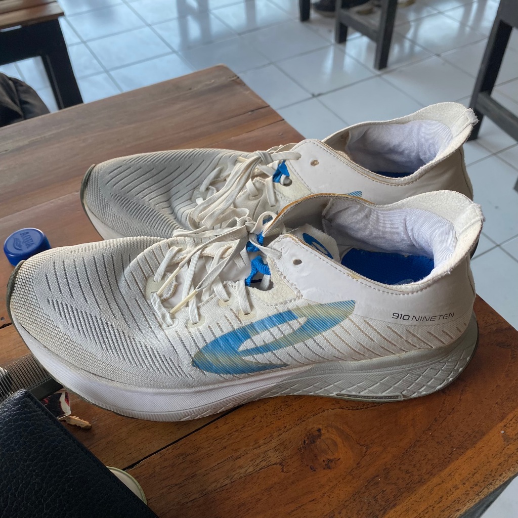 910 Nineten Sepatu Lari HANNA 1.0 - Putih/Biru Running Olahraga Outdoor - 41 / 26cm (Preloved)