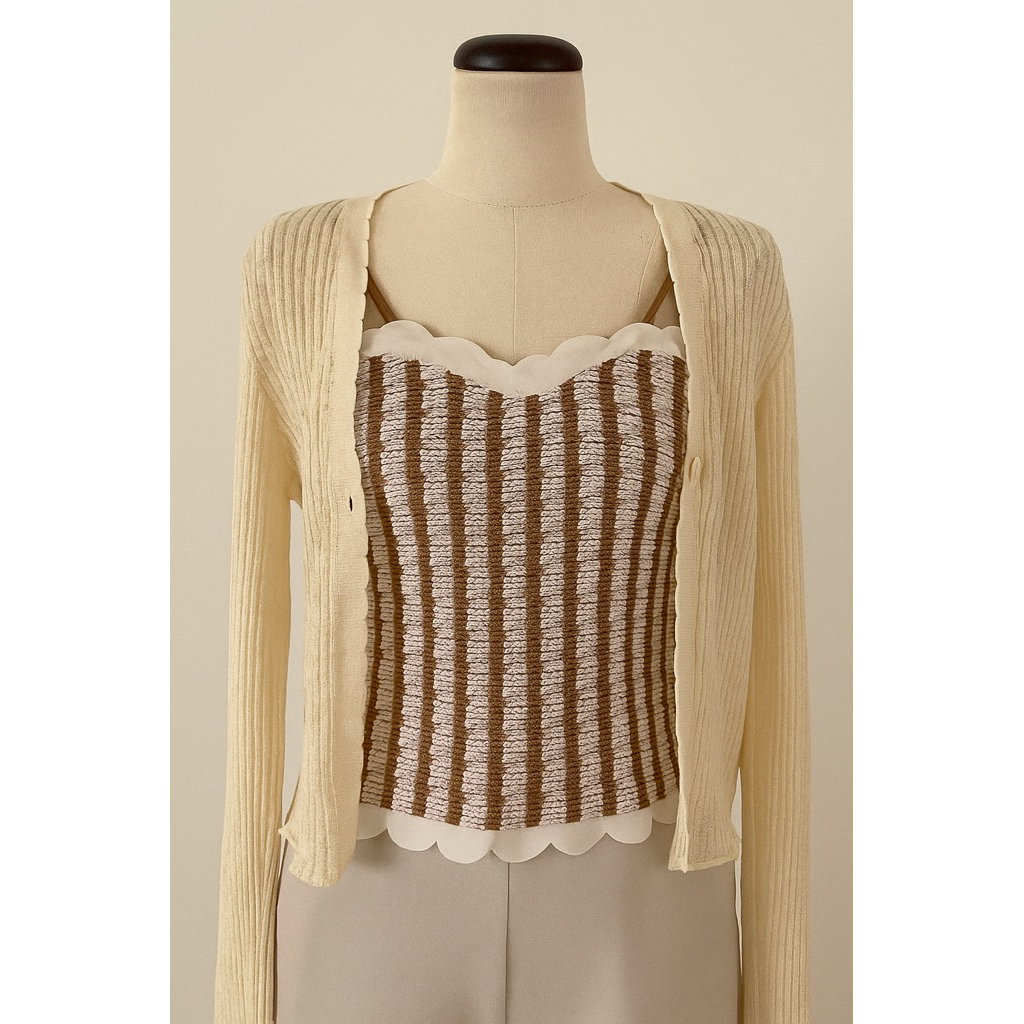 Smocked tank top dengan outer cardigan transparan