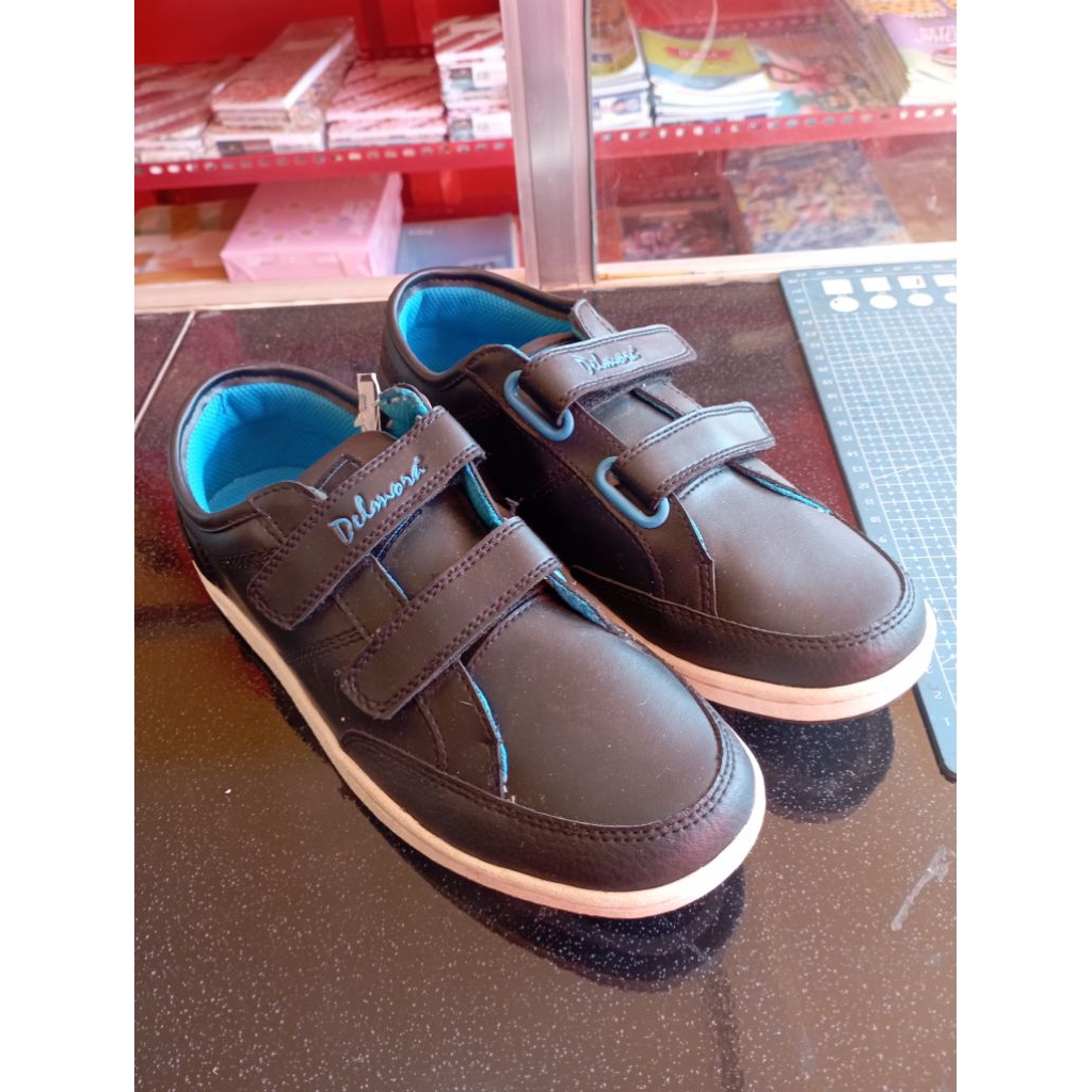 sepatu sekolah perekat delmora size 36