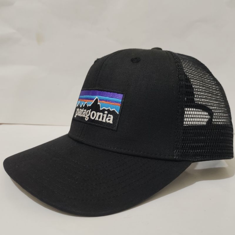 Topi Patagonia P6 Logo Trucker Hat.