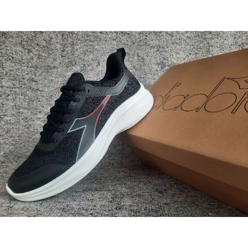 sepatu olahraga sport pria diadora hitam
