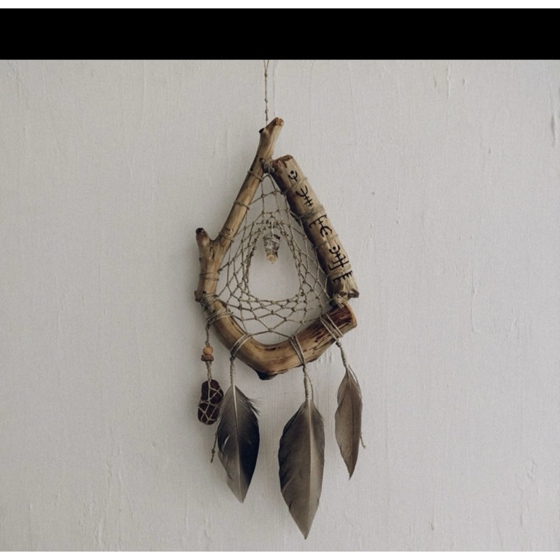 Dreamcatcher Handmade Rustic dengan Ranting Kayu & Hiasan Bulu – Dekorasi Boho Unik