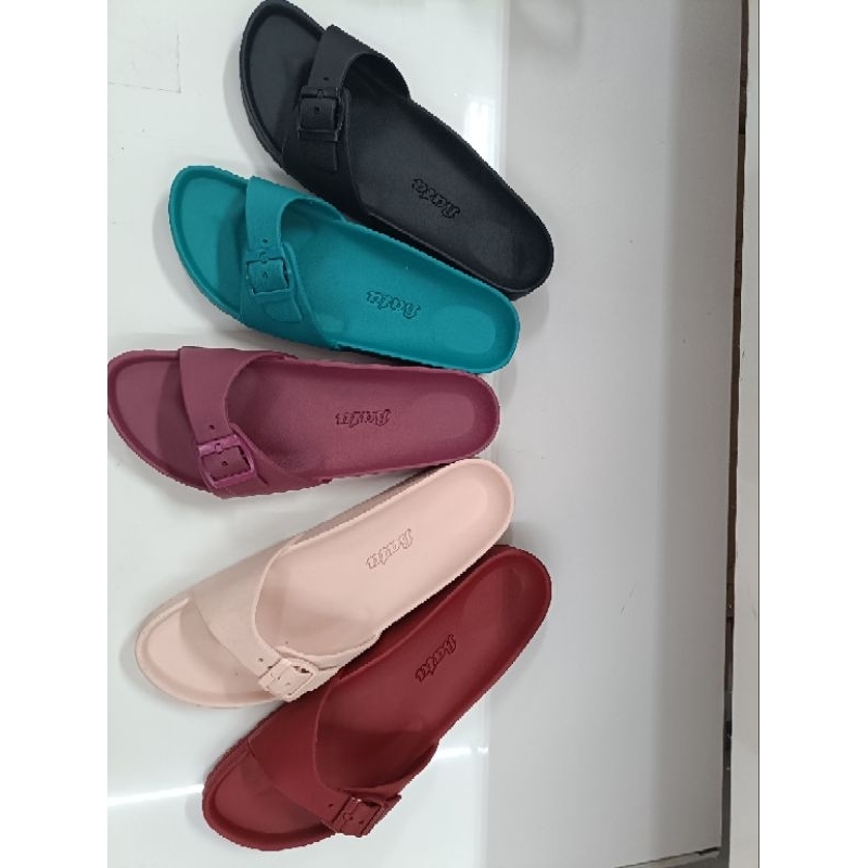 Sandal karet wanita Bata