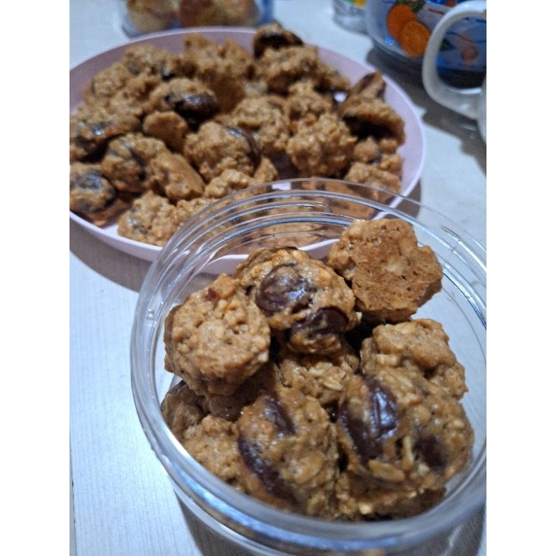 

OATMEAL COOKIES. Less sugar and less gluten cookies. DIET FRIENDLY COOKIES.