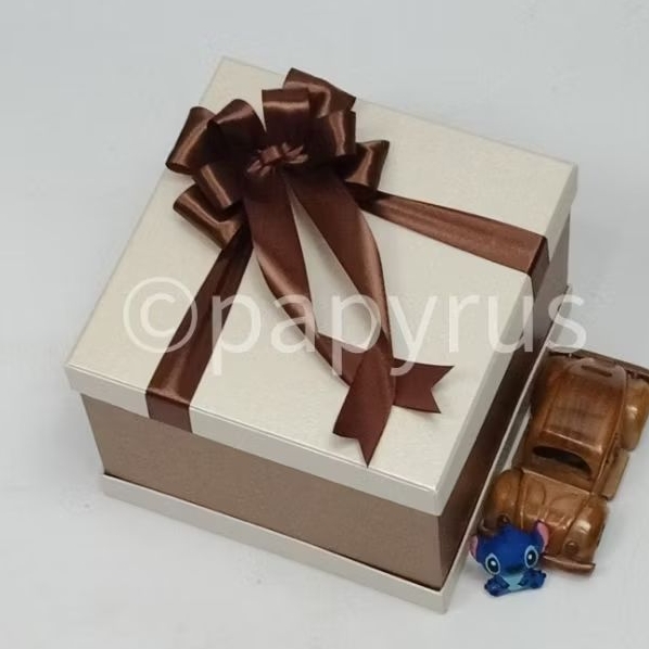 

PAPYRUS Sandwich 20x20 Tinggi 15cm Kotak Kado Gift Box