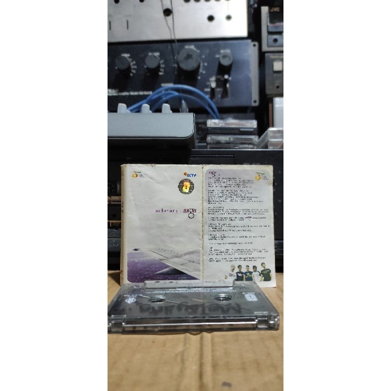 kaset pita ungu melayang