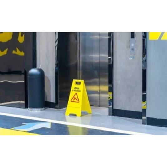 Plang Lift Elevator sedang service servis perbaikan OUT OF ORDER eskalator tangga jalan gedung mall 