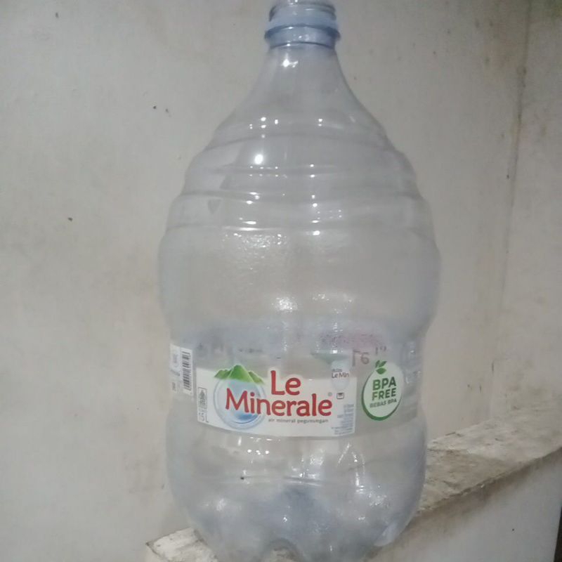 

Galon kosong bekas lemineral