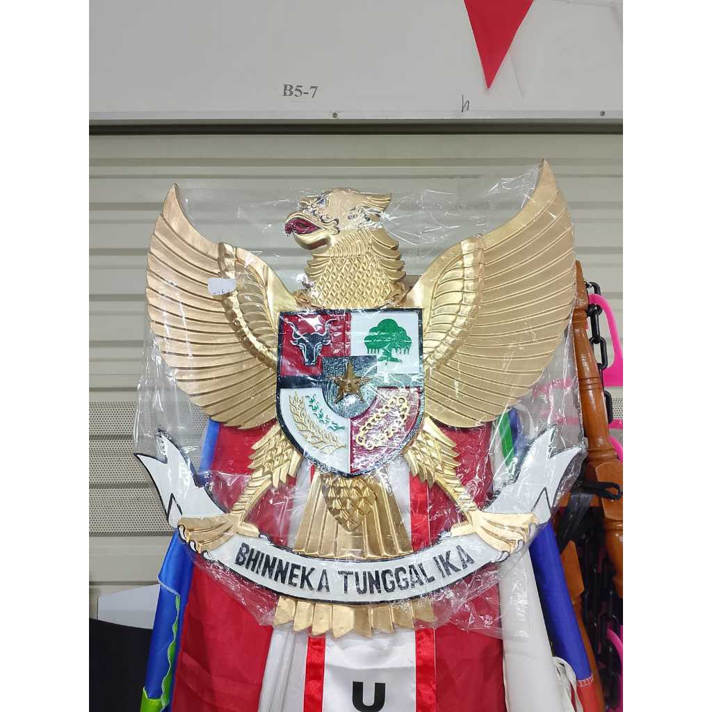 GARUDA PANCASILA UKIRAN KAYU 50X50 TERMURAH WARNA EMAS
