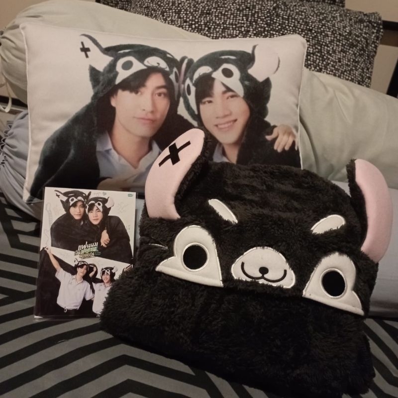 BOOKED (Preloved) Blanket hoodie Chinzilla official My School President good condition