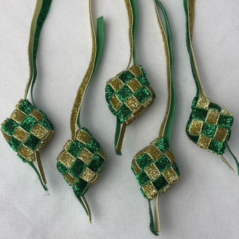 

1 pc - Ketupat Pita Bahan Gliter Premium | Aplikasi Ketupat Lebaran Bahan Pita