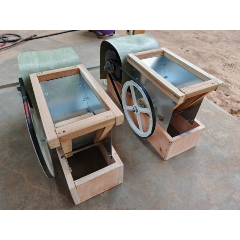 MESIN PEMECAH KEDELAI UNTUK MEMBUAT TEMPE.