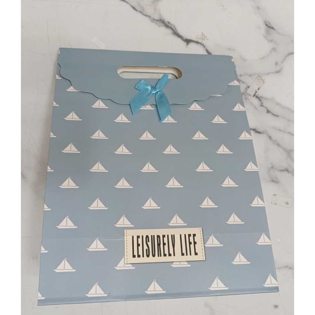 

Paper Bag Motif Dengan Tutup dan pita Ukuran XL