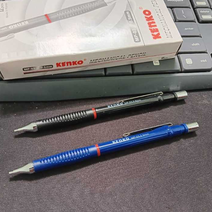 

Pensil Mekanik Kenko Mechanical Pensil MP-03 Triangular Dengan Metal Clip Per Pcs