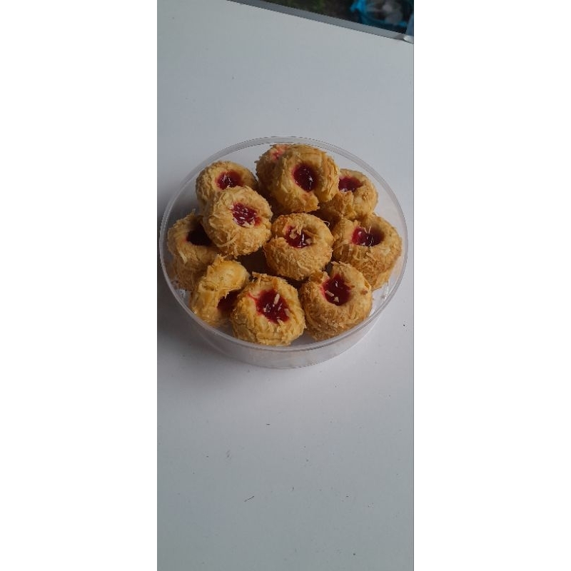 

Thumbprit stroberry cookies wisjman ,kue kering ,lembut,kue lebaran , homemade , kemasan 600 ml