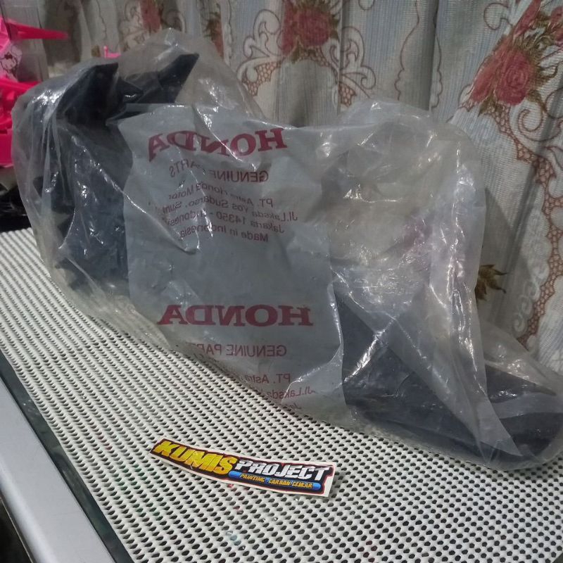 Spakbor belakang supra x lama original honda.