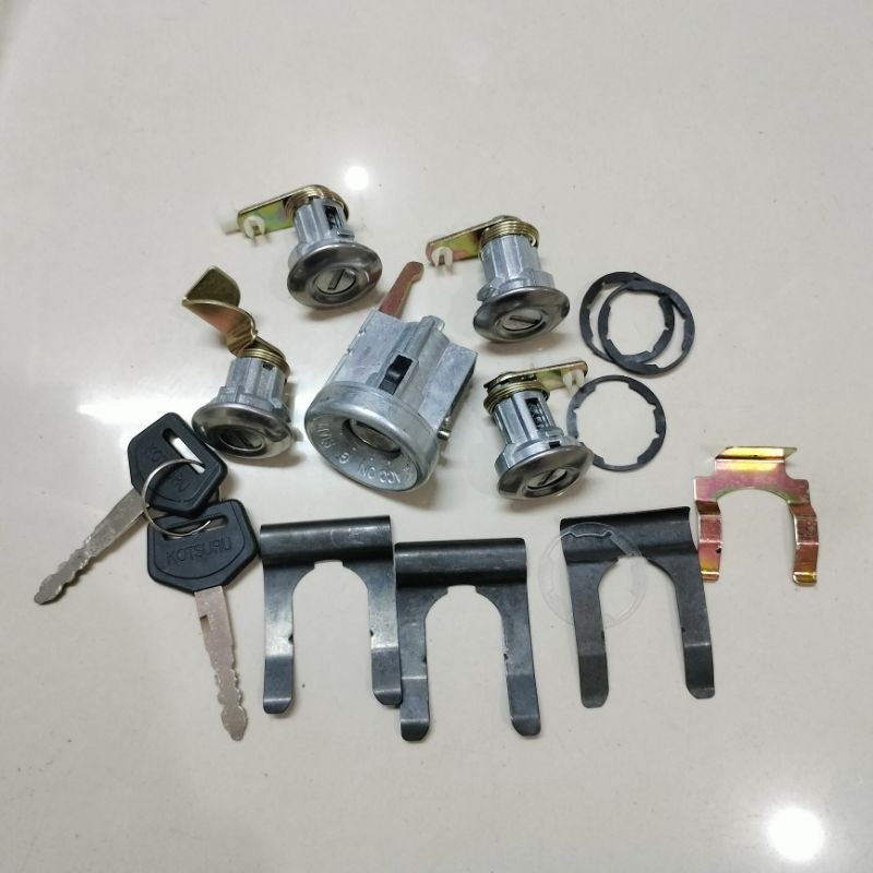Kunci pintu set kunci kontak set daihatsu taft F50