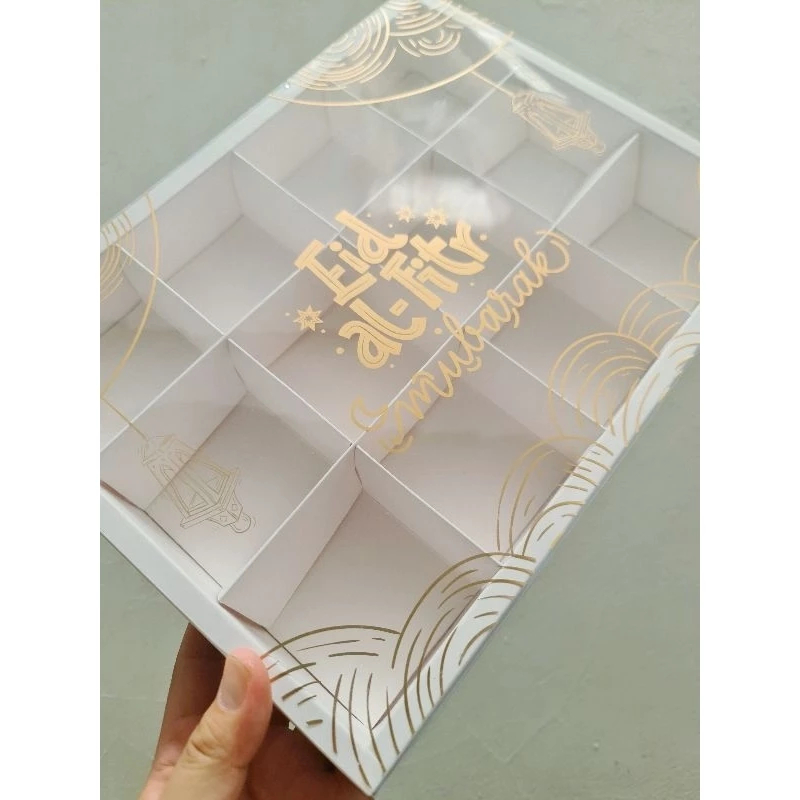

( 5 Pcs ) Kardus Mika Fruitpie Idul Fitri Sekat 12 Free Kartu Ucapan Design Eid Al Fitr Putih Ukuran 24x31x4 cm