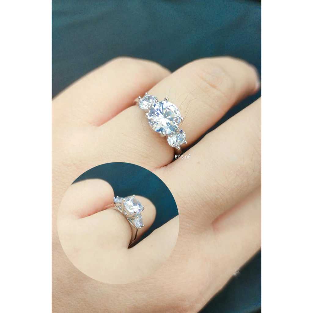 Cincin replika berlian