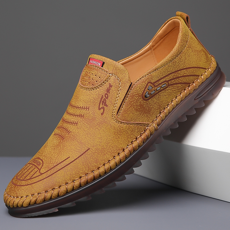 Sepatu kasual kulit pria yang nyaman, sepatu dengan sol lembut dan permukaan lembut, sepatu kulit an