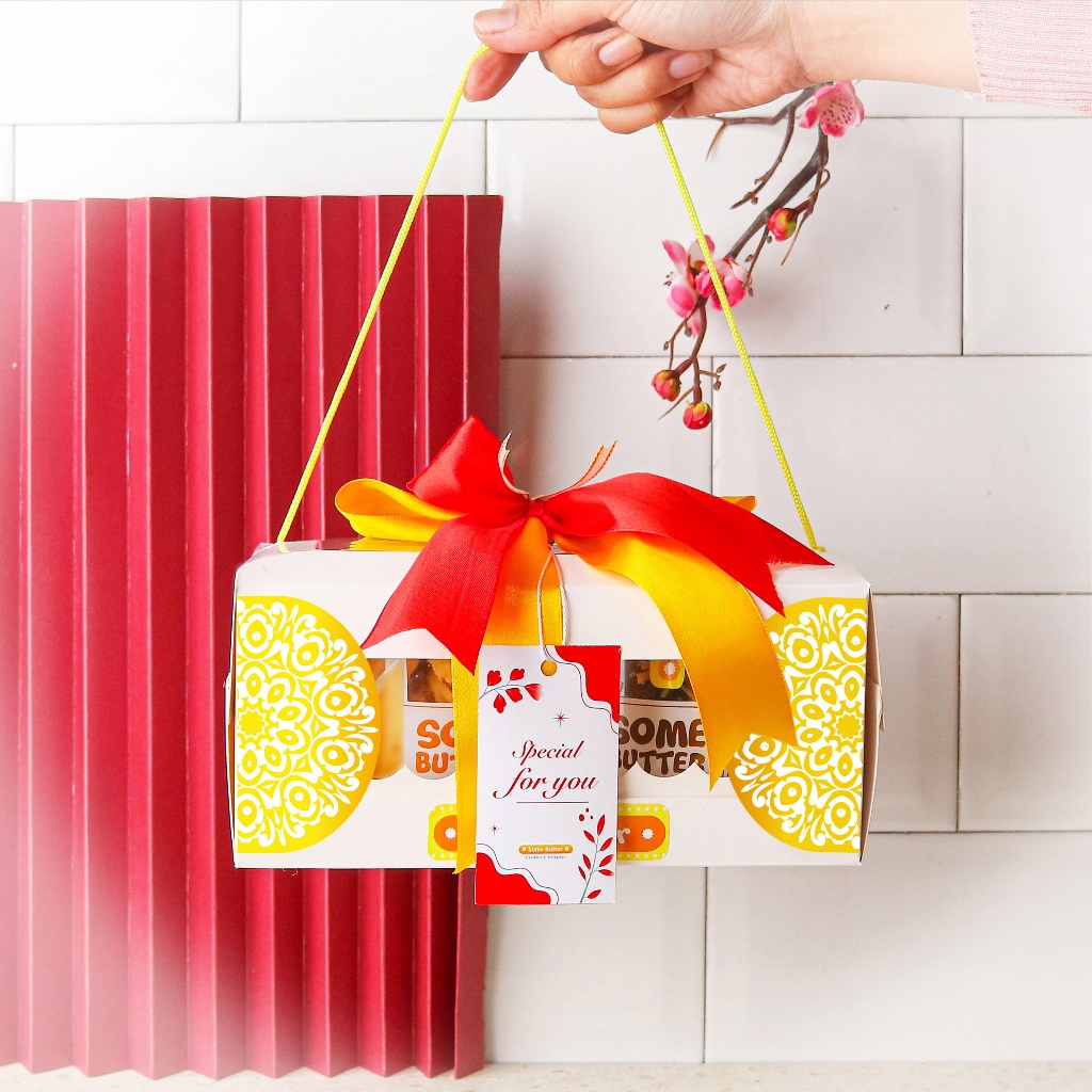 

Hampers Kue Kering Lebaran Imlek & New Year| Parcel Cookies 2 Toples+Box Nastar & Dark Chocolate