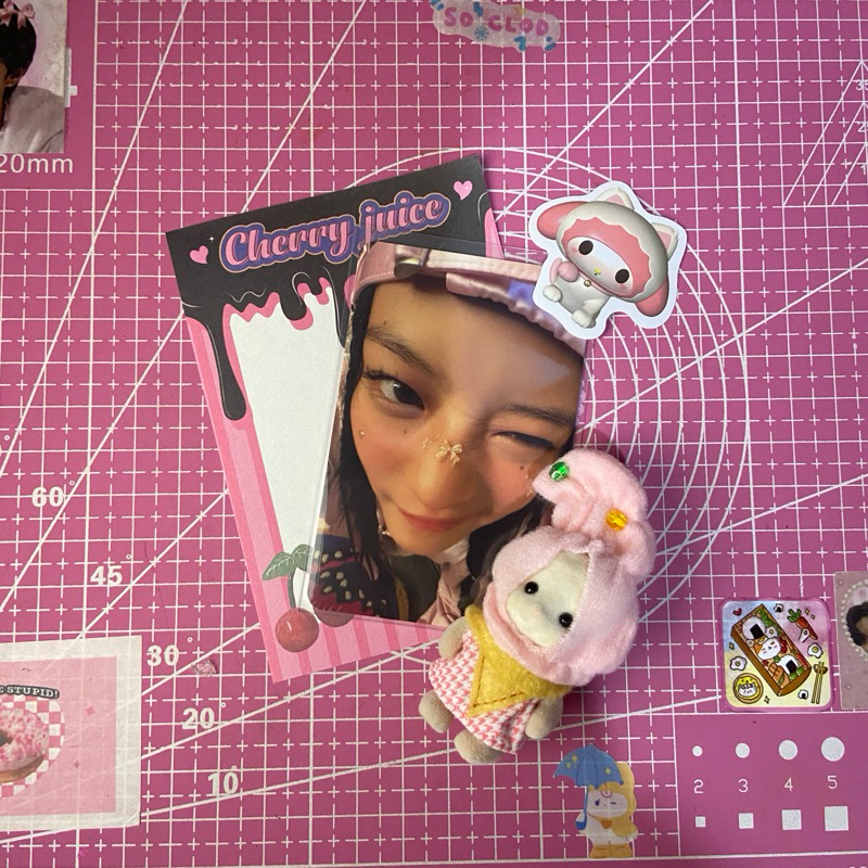 Photocard hanni wink official season greeting 2025 (Read desk)