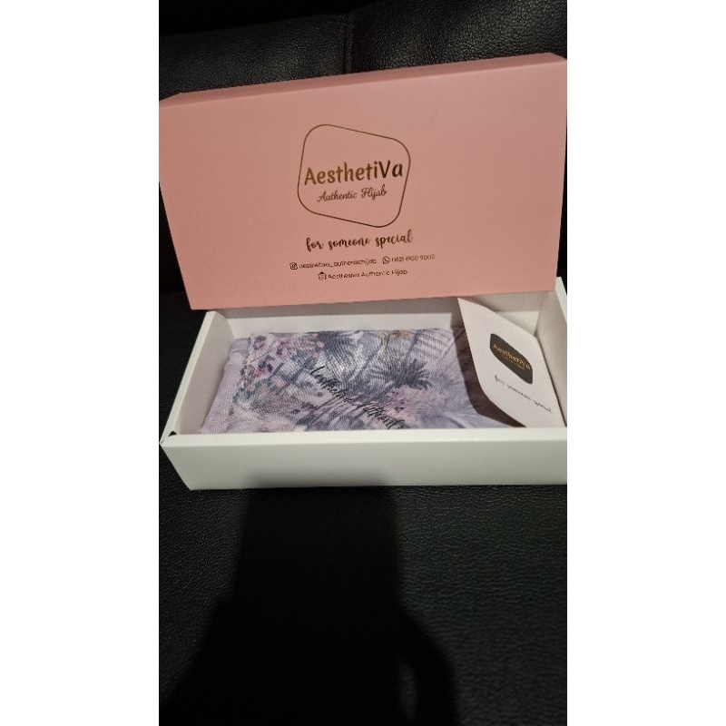 

Tambahan Gift Box+Gift Card Exclusif AesthetiVa Authentic Hijab