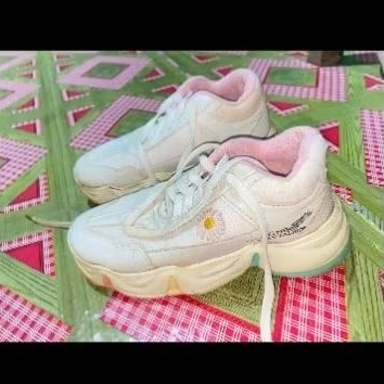 Sneakers/ Sepatu putih wanita UK 40