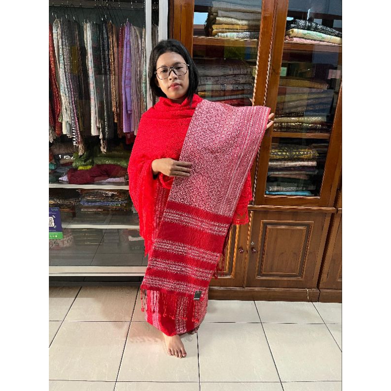Tumtuman putih tumpal merah