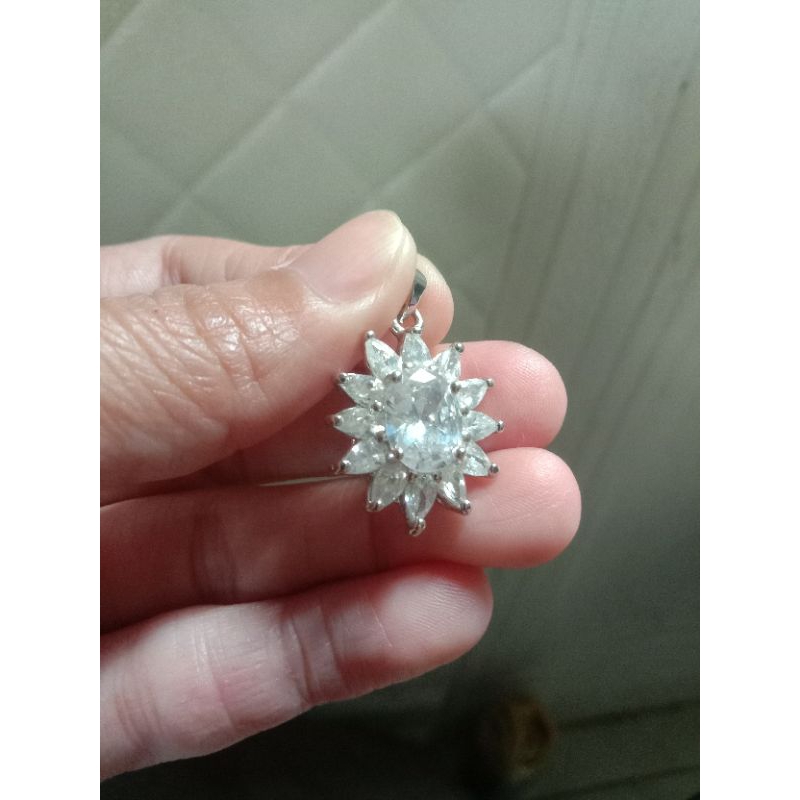 Liontin Batu Alexandri bulat