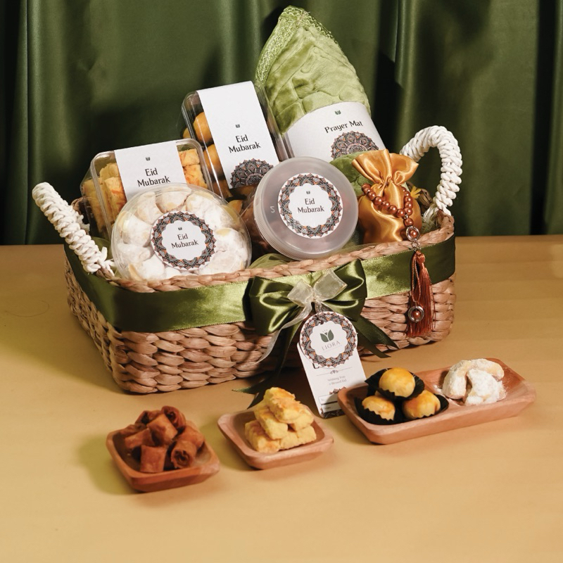 

Liora Hampers - Mahira Package Putri Salju, Kastengel, Bakpia, Pisang Caramel & Tasbih / Hampers Kue Lebaran Idul Fitri / Hampers Lebaran Idul Fitri Premium / Hampers Lebaran Idul Fitri Unik / Parcel Lebaran Idul Fitri Kue/ Box Hampers Lebaran