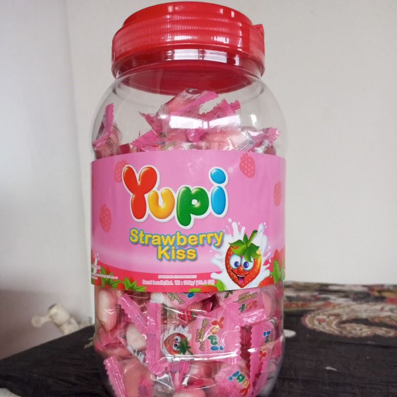 

YUPI STRAWBERRY KISS TOPLES 300GR