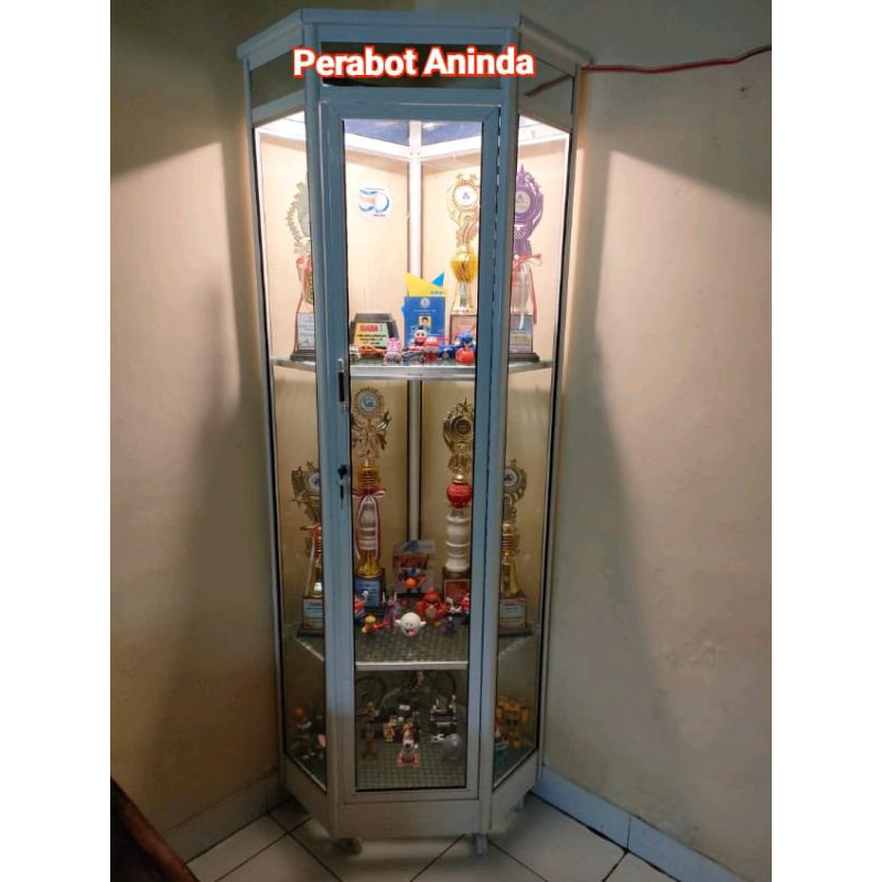 (SEMARANG KOTA & SEKITAR) LEMARI KACA SUDUT / LEMARI PIALA