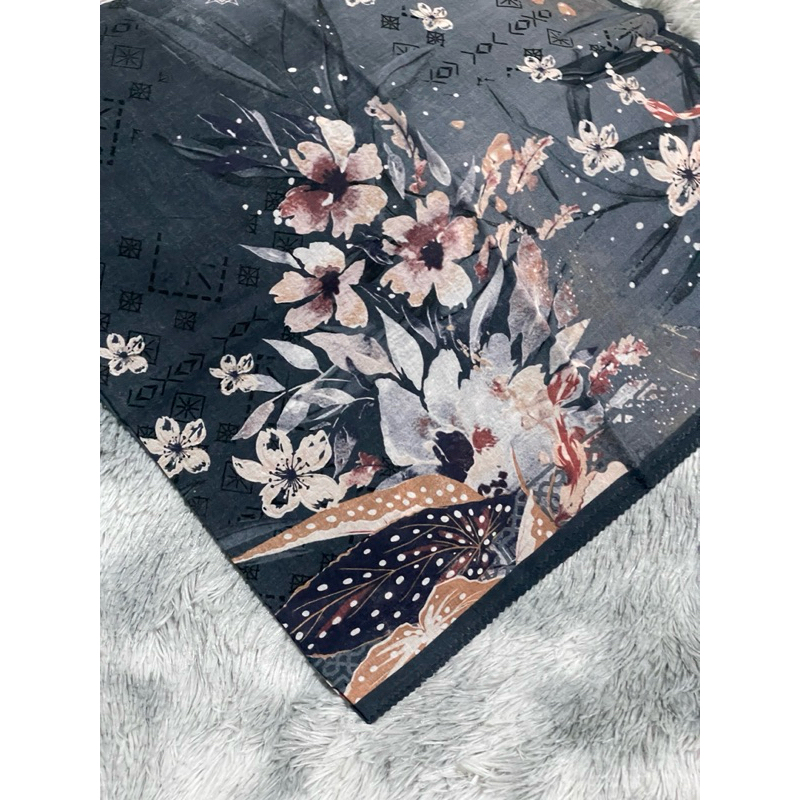 PRELOVED HIJAB  SEGI EMPAT WANITA/ JILBAB SEGI EMPAT WANITA/ JILBAB GAYA / HIJAB MOTIF